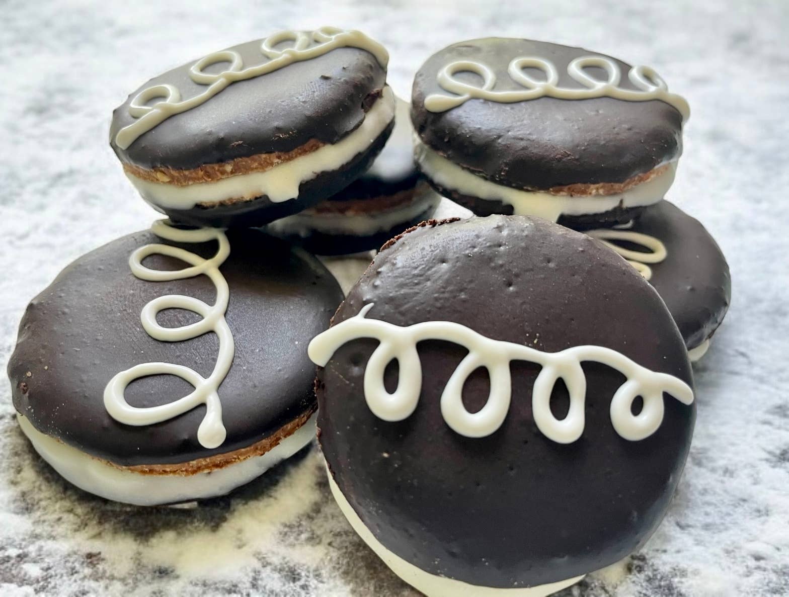 YumYum4DOGS - Woofie Pie Sandwich dog treat- Single - Doot's Pet LLC Collars For A Cause